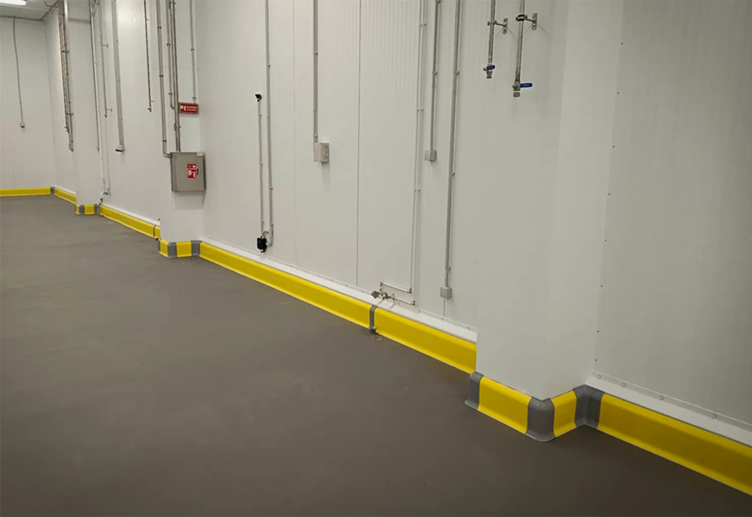 MPM apsaugų (grindjuosčių ir kampų apsaugų) įrengimas maisto pramonės sandėlyje Elektrėnų sav.